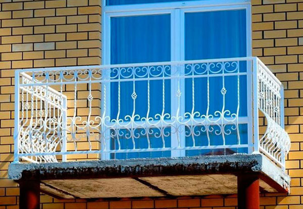 №3 Кованый балкон бело-голубой